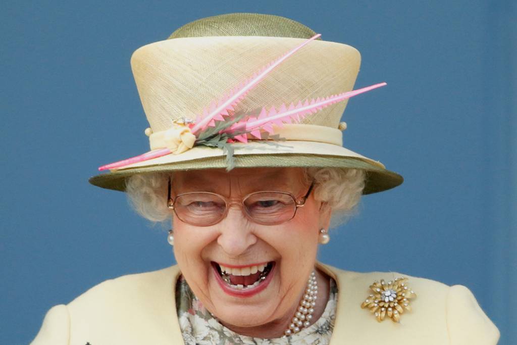 Após relato de racismo na família, Rainha Elizabeth cria cargo no palácio