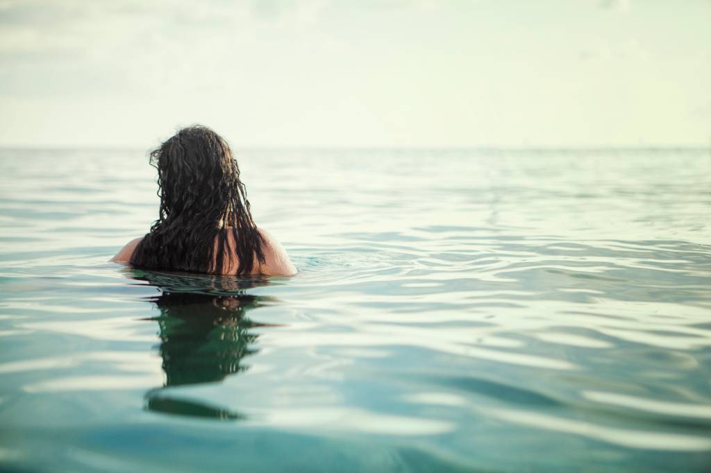 mulher-cabelo-molhado-água-lago