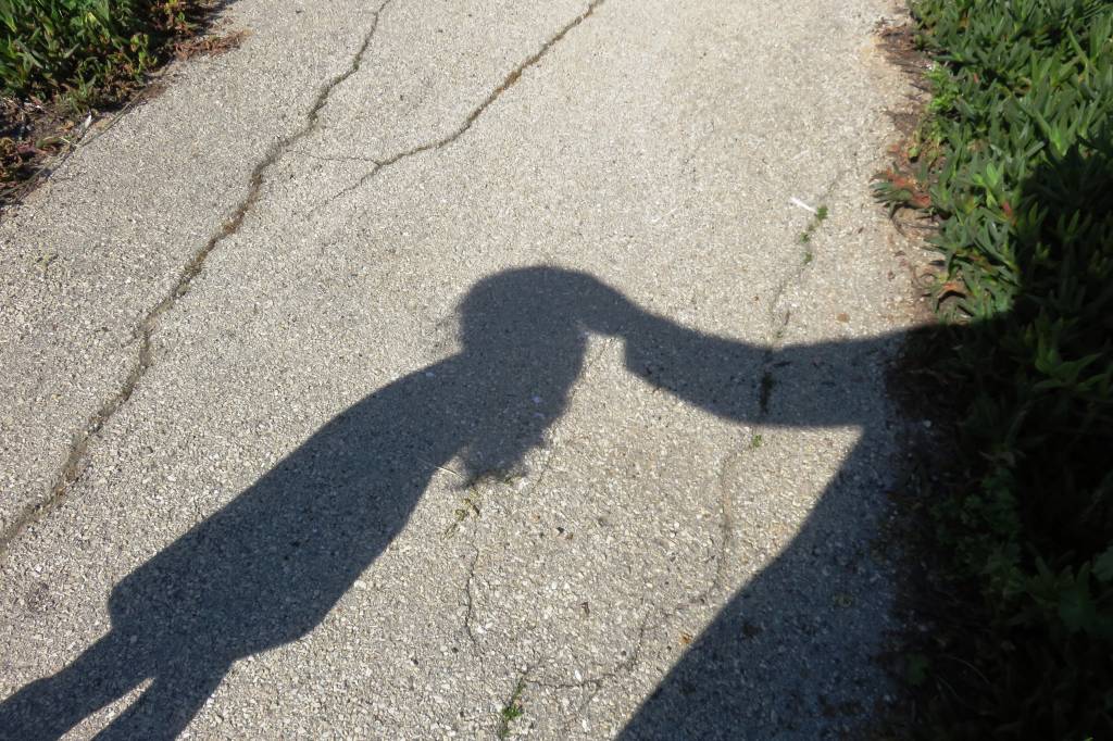 Menina escreve bilhete sobre padrasto e mãe flagra tentativa de estupro