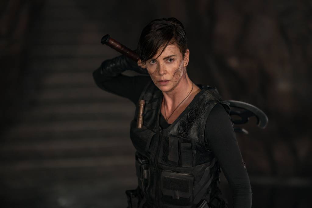 Charlize Theron é imortal em The Old Guard