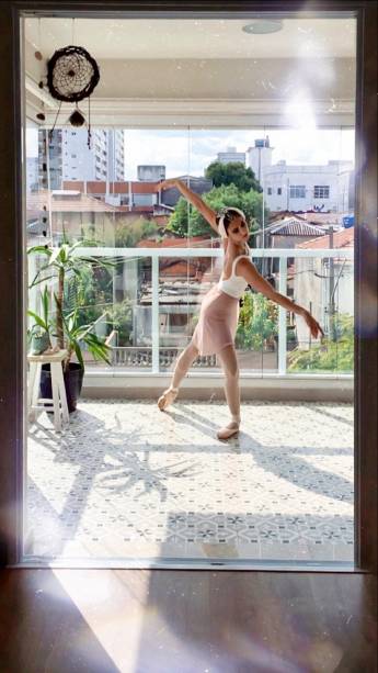 O filme "Cisne Negro" relatou - dramaticamente - os desafios de uma bailarina vivendo os dois papéis (Odette/Odile) em "O Lago dos Cisnes" O filme "Cisne Negro" relatou - dramaticamente - os desafios de uma bailarina vivendo os dois papéis (Odette/Odile) em "O Lago dos Cisnes"