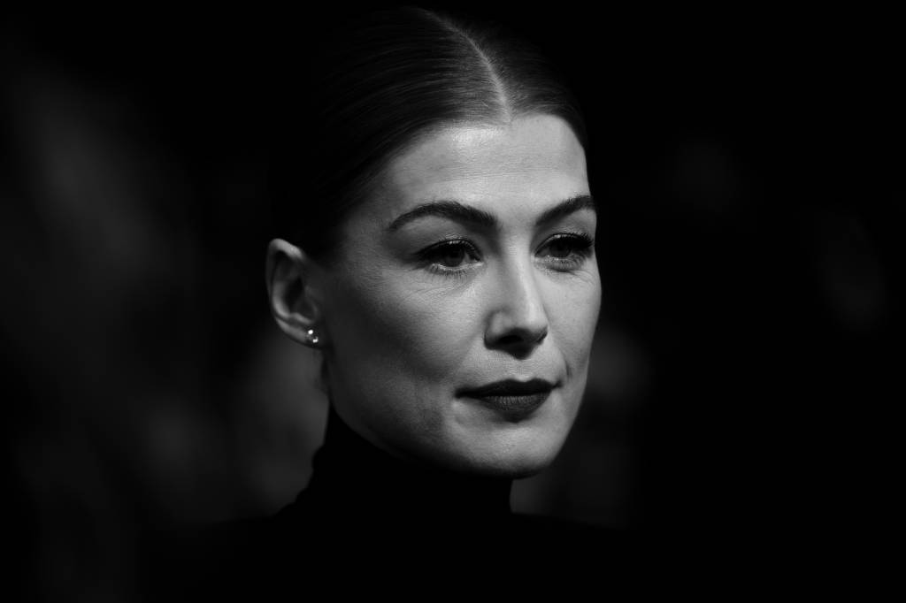Rosamund Pike é Marie Curie em filme biográfico