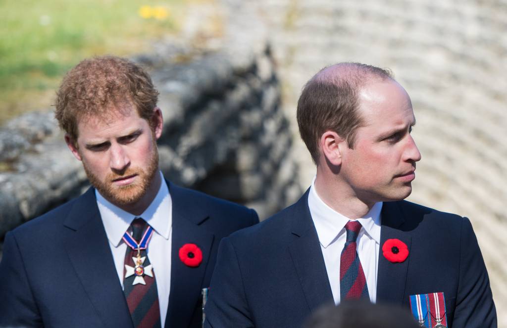 Os bastidores da briga acalorada de Harry e William no funeral do avô