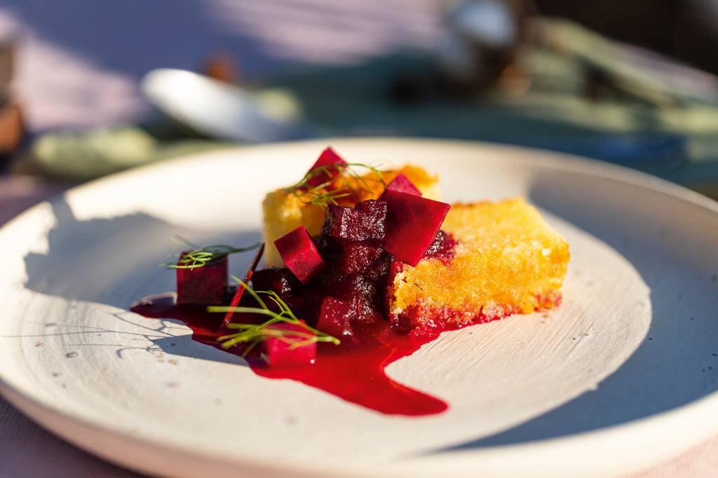 Bolo de mandioca com picles e coulis de beterraba