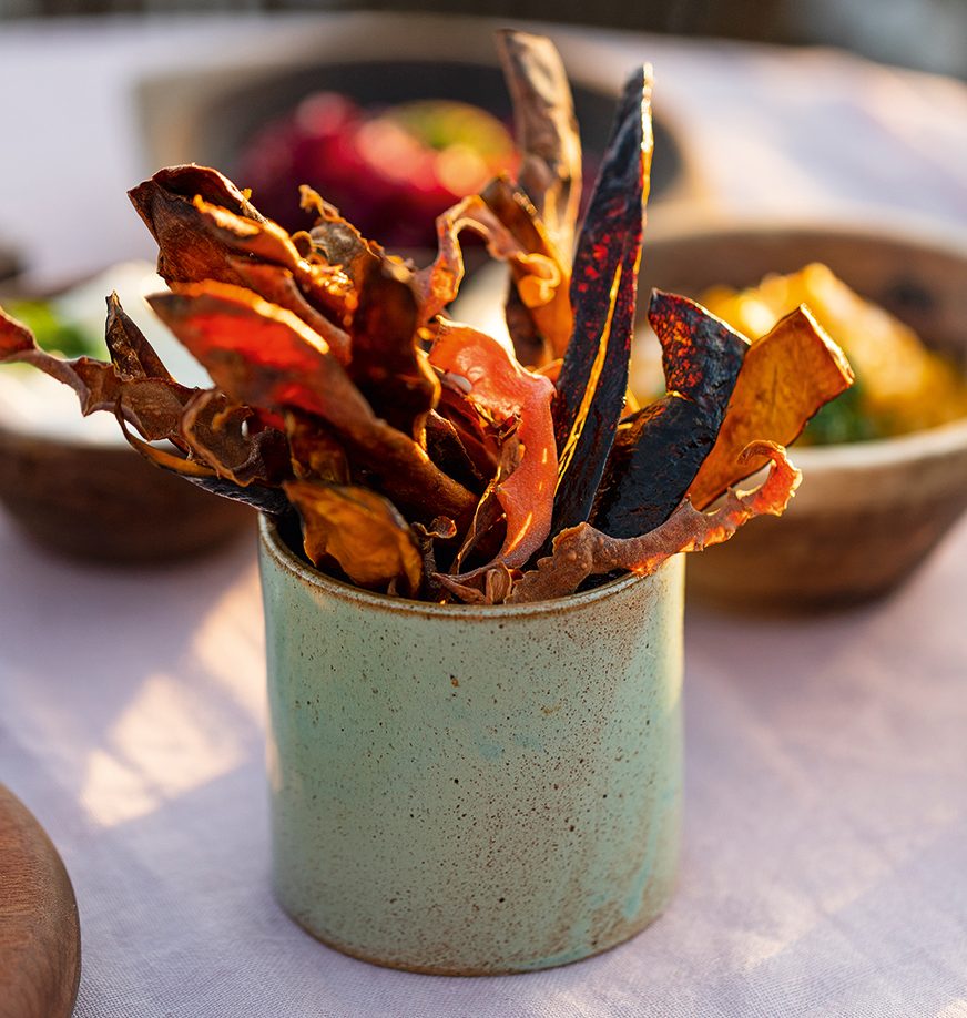 Chips de ra&iacute;zes com creme de ab&oacute;bora