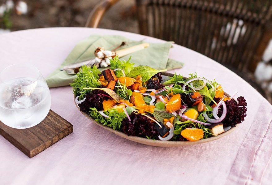 Salada de raízes e frutas brasileiras