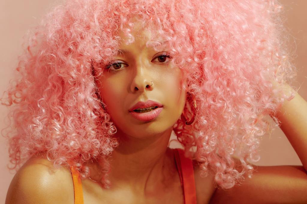 Aposte nas cores fantasia para descansar do castanho ou loiro