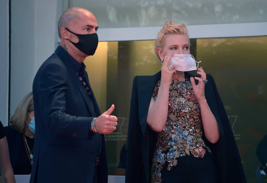 Celebridades chegam de máscara ao Festival de Cinema de Veneza