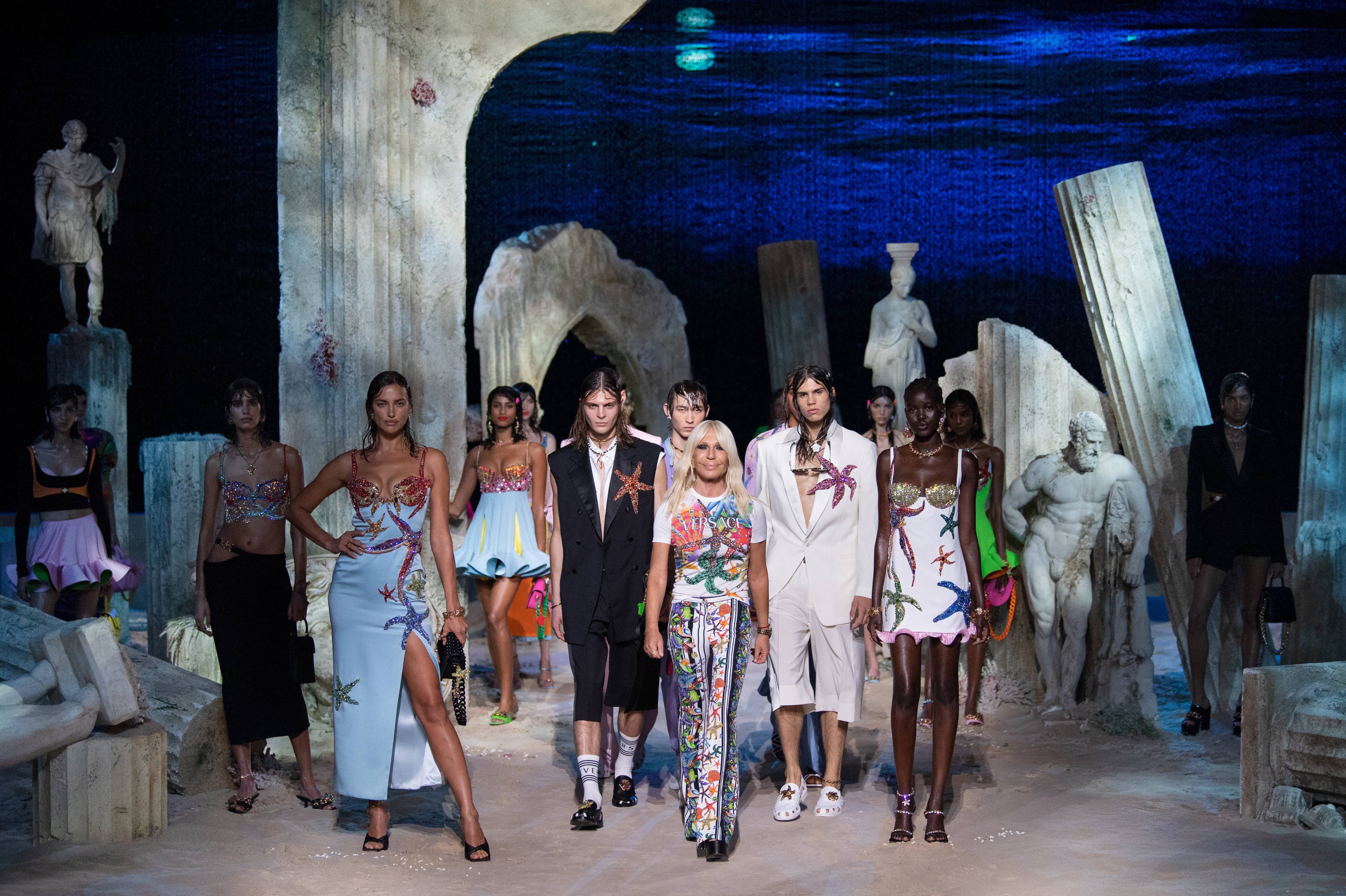 Por que 3 modelos fizeram história no desfile de Primavera da Versace