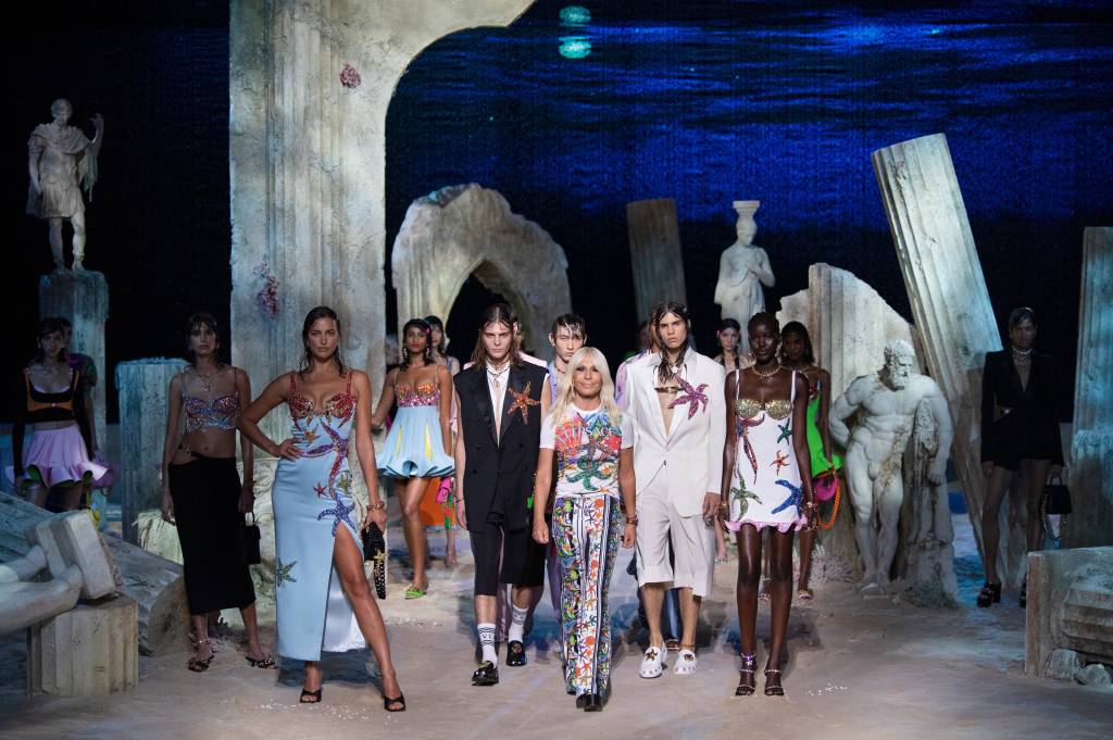 Por que 3 modelos fizeram história no desfile de Primavera da Versace