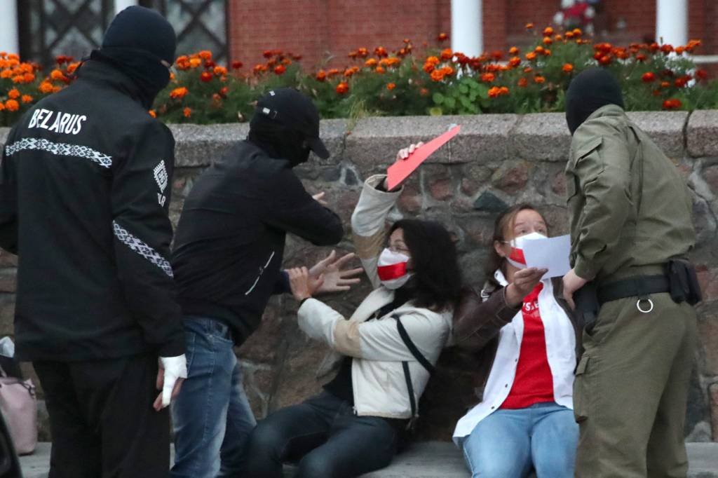 Dezenas de mulheres são detidas em protesto na Bielorrússia