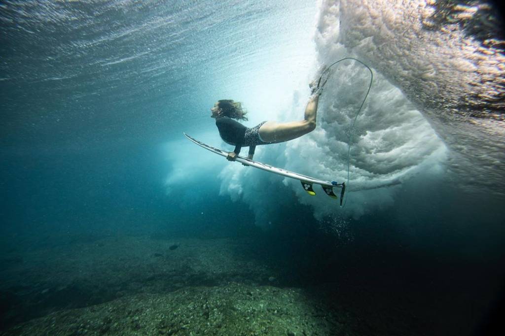 Maya Gabeira bate recorde de maior onda surfada por uma mulher