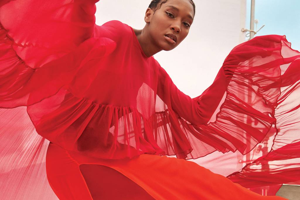 Estes vestidos fluidos e coloridos vão atrair todos os olhares nas festas