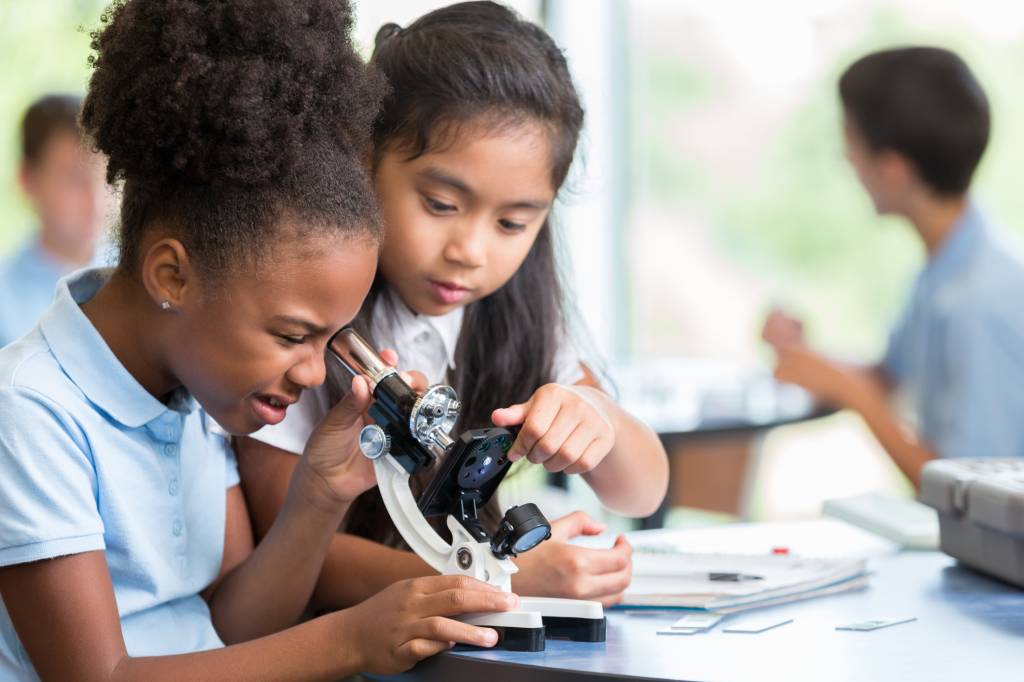 Por que encorajar sua filha ir para a área da ciência e tecnologia
