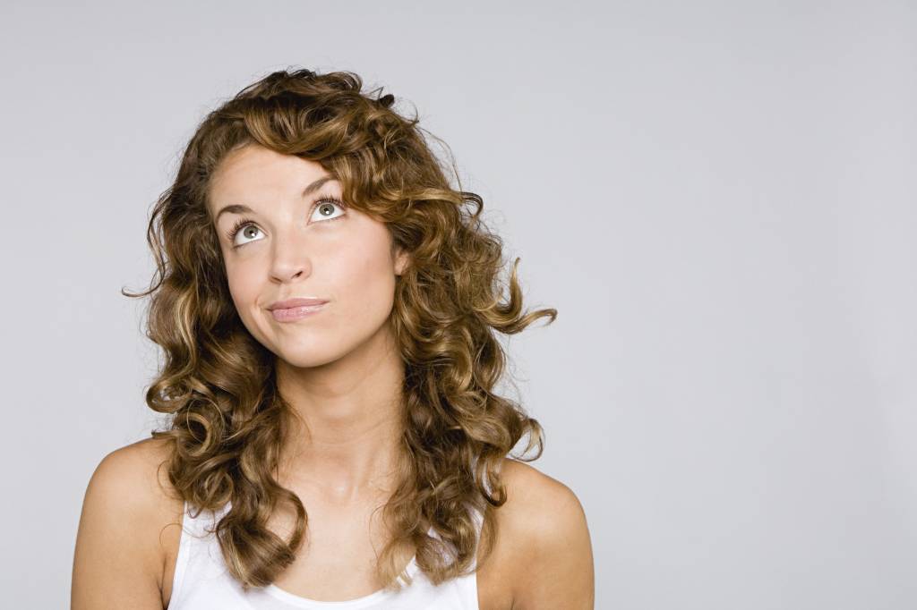 Saiba o que é caspa falsa e veja como evitar esse problema capilar