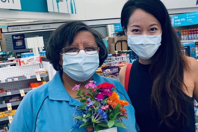 Caixa empresta 20 dólares à cliente e recebe mais de 20 mil por recompensa