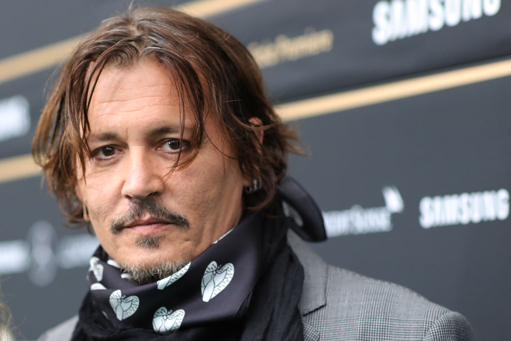 Prêmio a Johnny Depp, acusado de violência doméstica, é duramente criticado