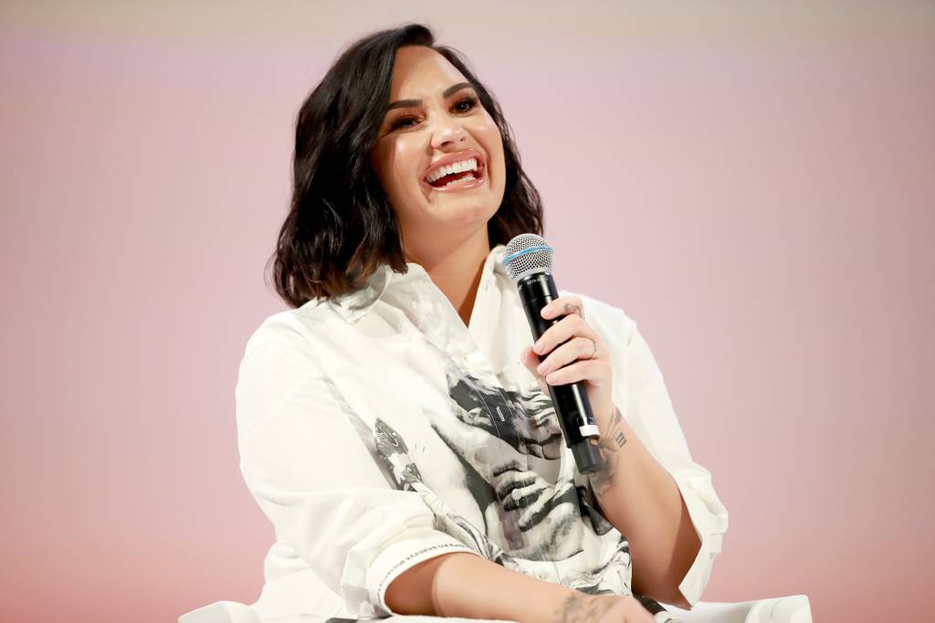 Demi Lovato muda o visual e aparece com o cabelo raspado e platinado
