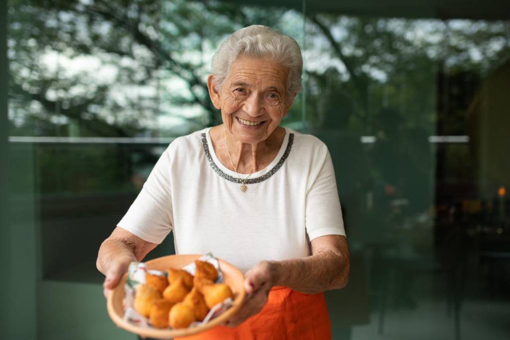 Vovó que faz coxinhas para vender tem mais de 60 mil seguidores