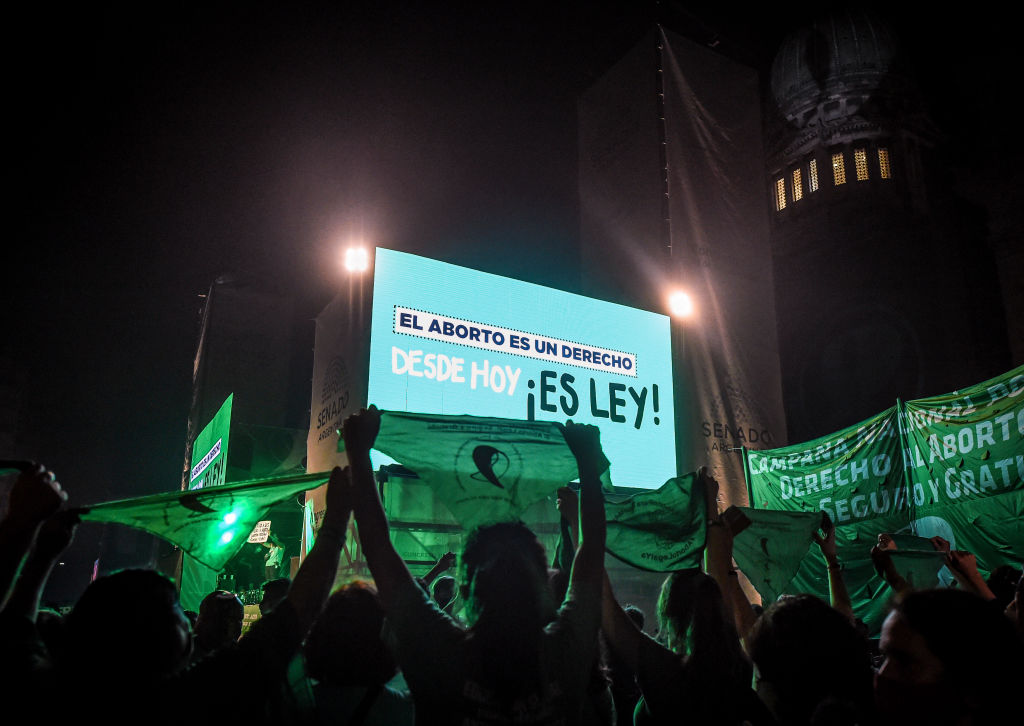 Argentine Senate Decides on Legalization of Abortion multidão comemora legalização do aborto na Argentina