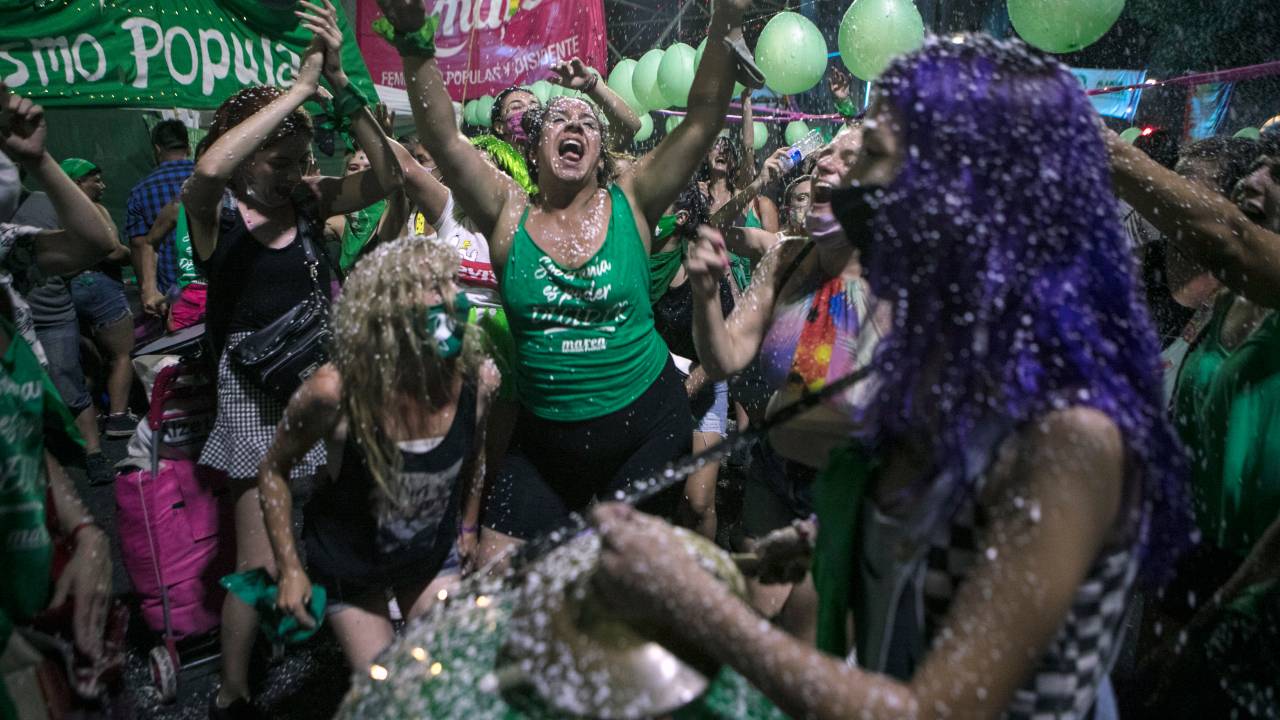 multidão comemora aprovação do aborto voluntário