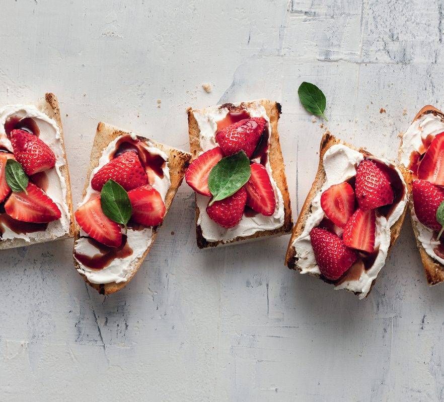 Bruschetta de morango com redução de vinagre balsâmico