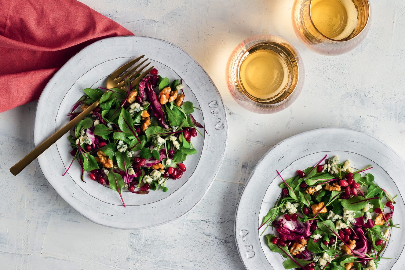 Receber – Salada de folhas com nozes caramelizadas e vinagrete de romã