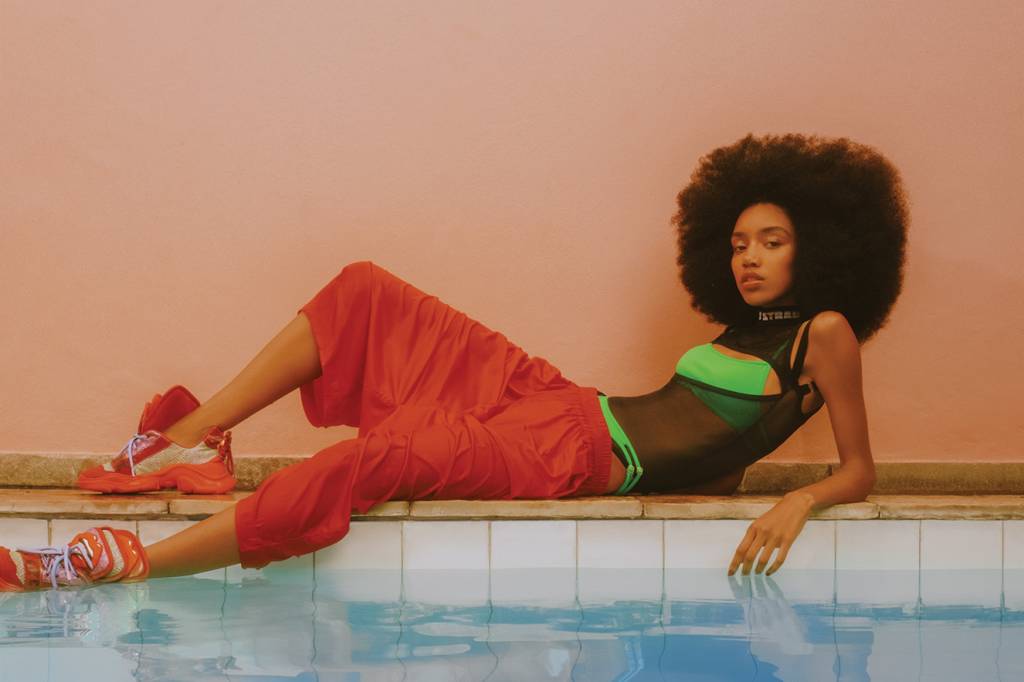 A mistura de beachwear com elementos esportivos é tendência do verão