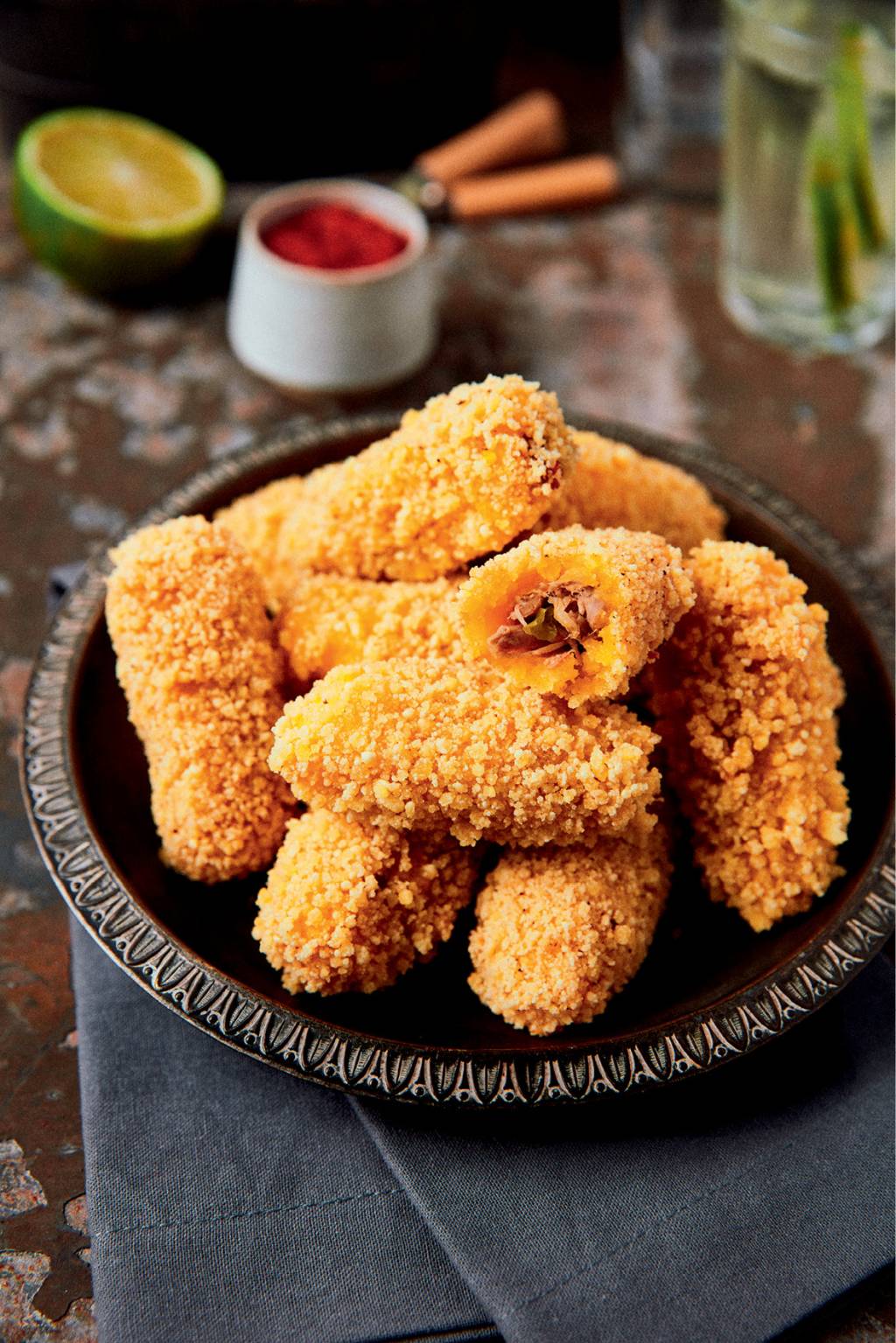 Receitas de petiscos brasileiros para variar o menu da happy hour em casa