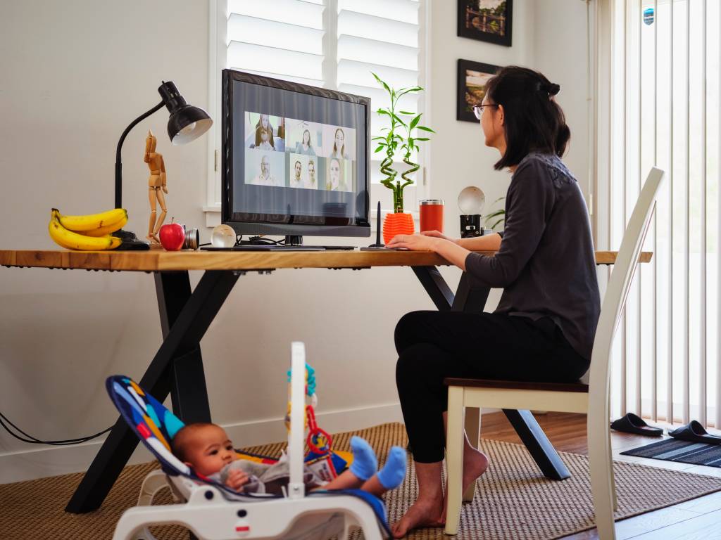 Currículos digitais abrem espaço para dona de casa e licença-maternidade