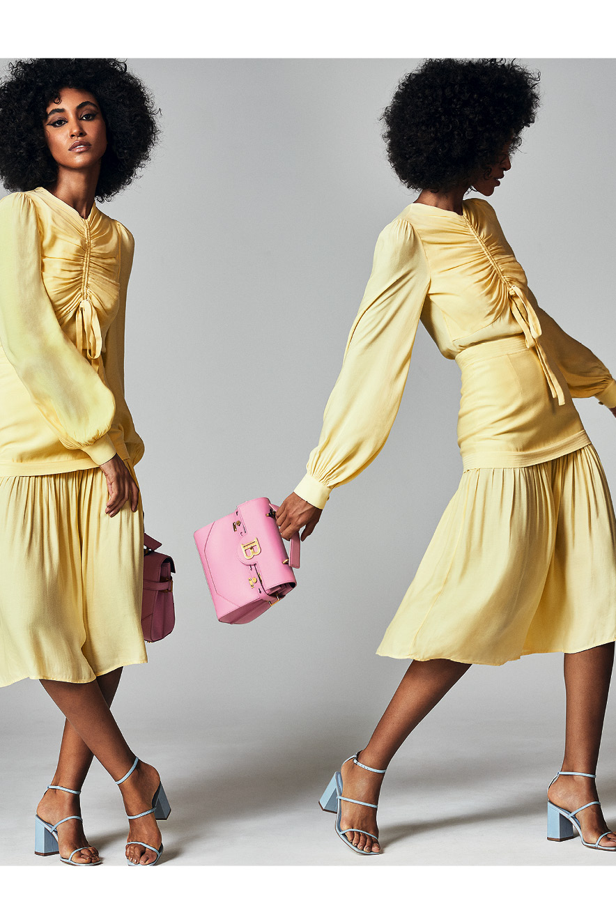 Modelo aparece duas vezes com vestido amarelo