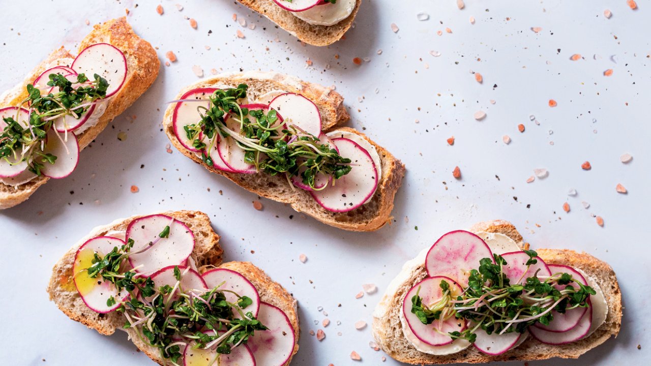 Toast de queijo de cabra, rabanete e broto de cenoura - Receber Brunch