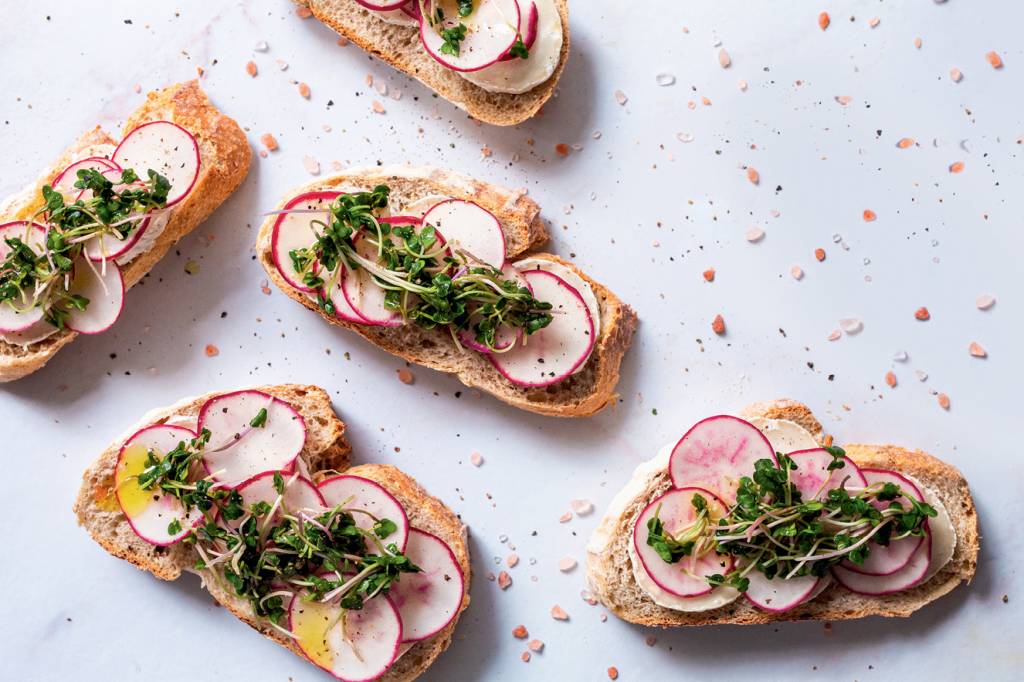 Toast de queijo de cabra, rabanete e broto de cenoura – Receber Brunch Toast de queijo de cabra, rabanete e broto de cenoura - Receber Brunch