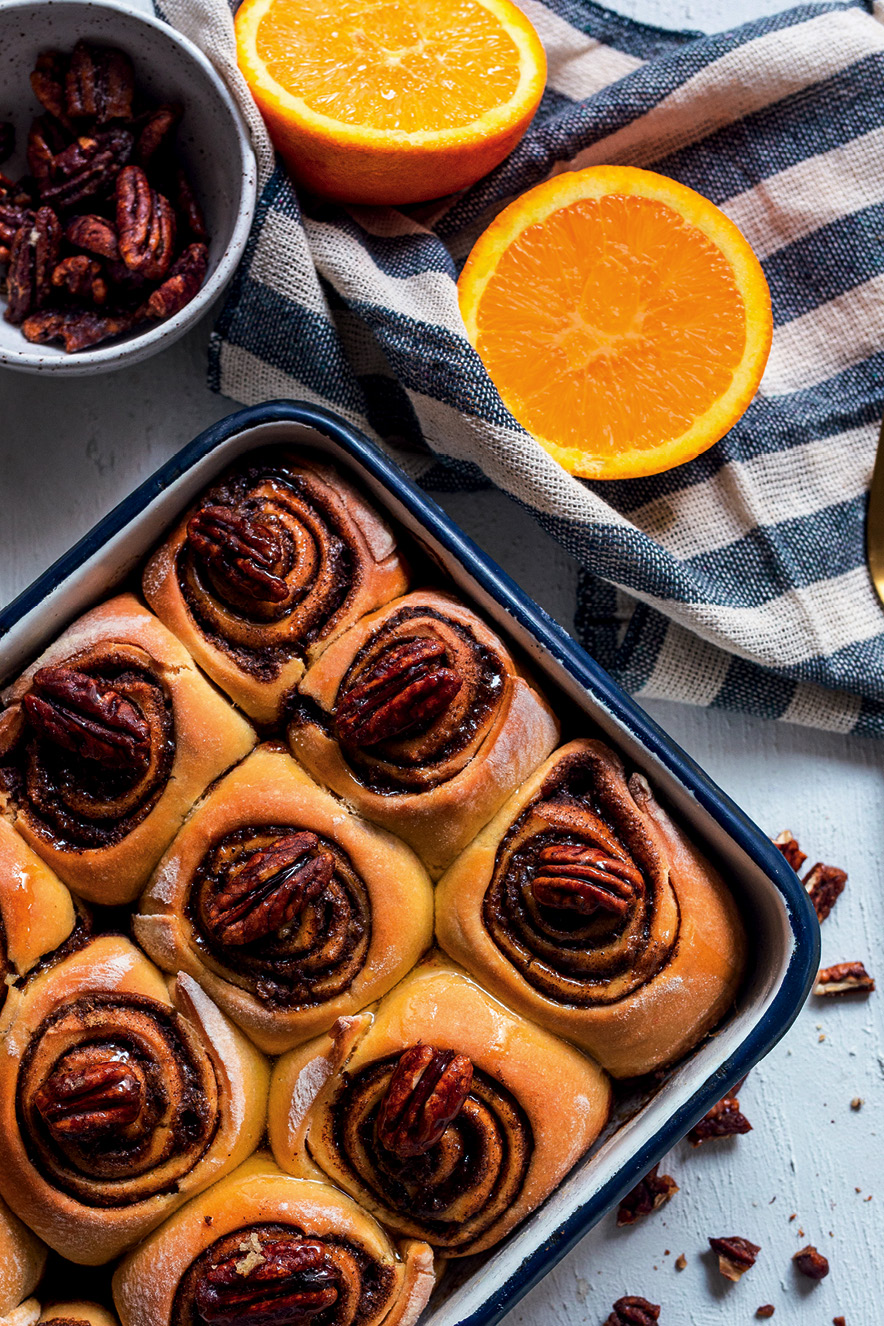 Rolinho de canela com calda de laranja e noz-pecã - Receber brunch