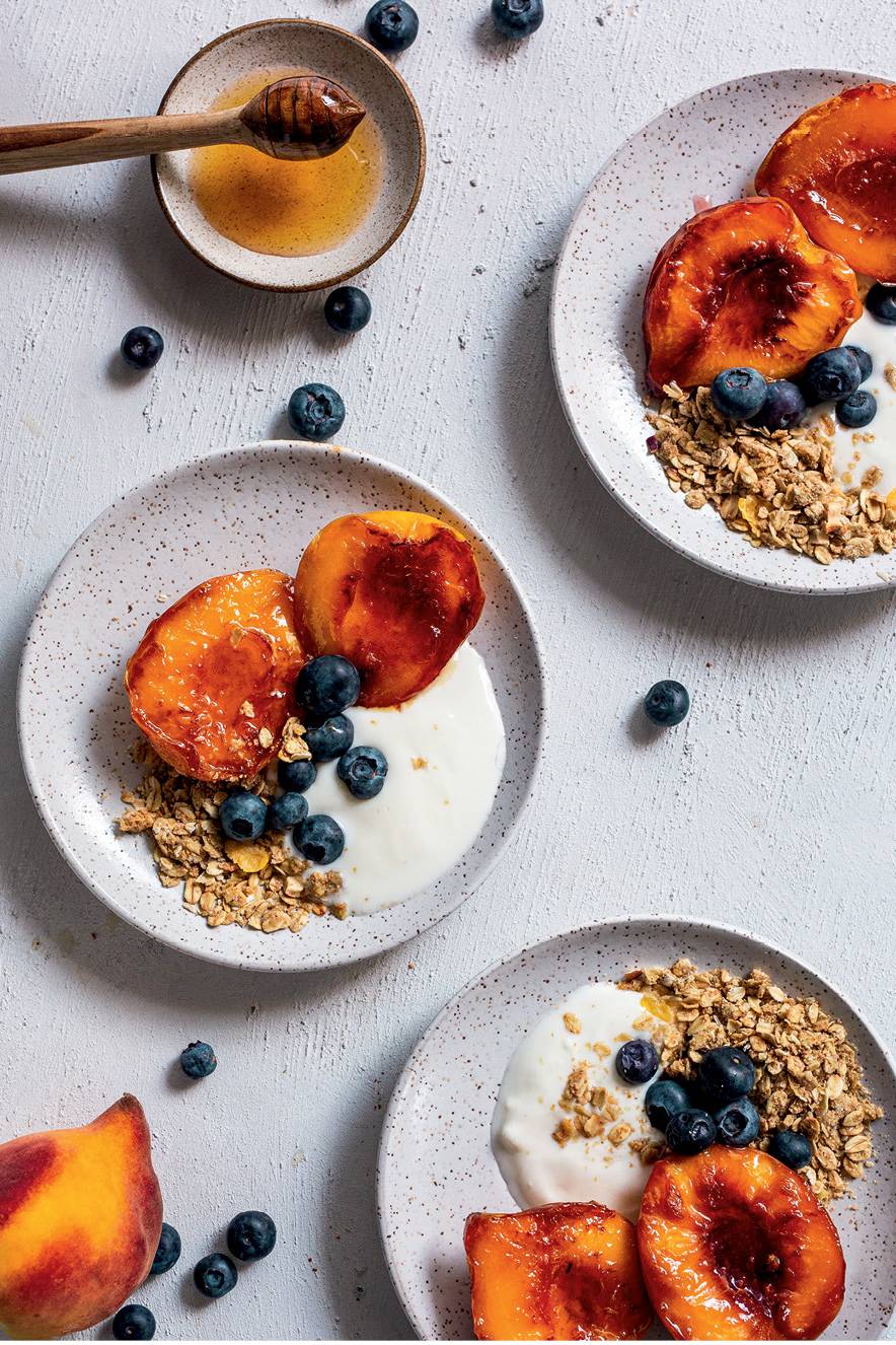 Pêssegos assados com iogurte, blueberry e granola