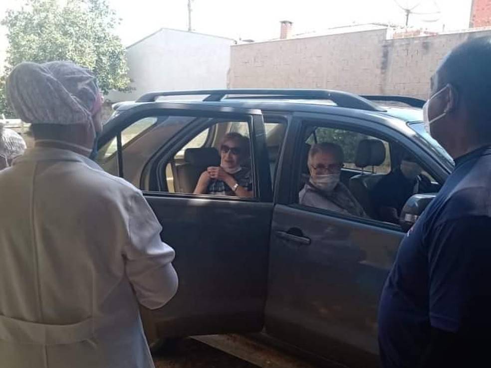 Glória Menezes e Tarcísio Meira são vacinados contra a Covid-19