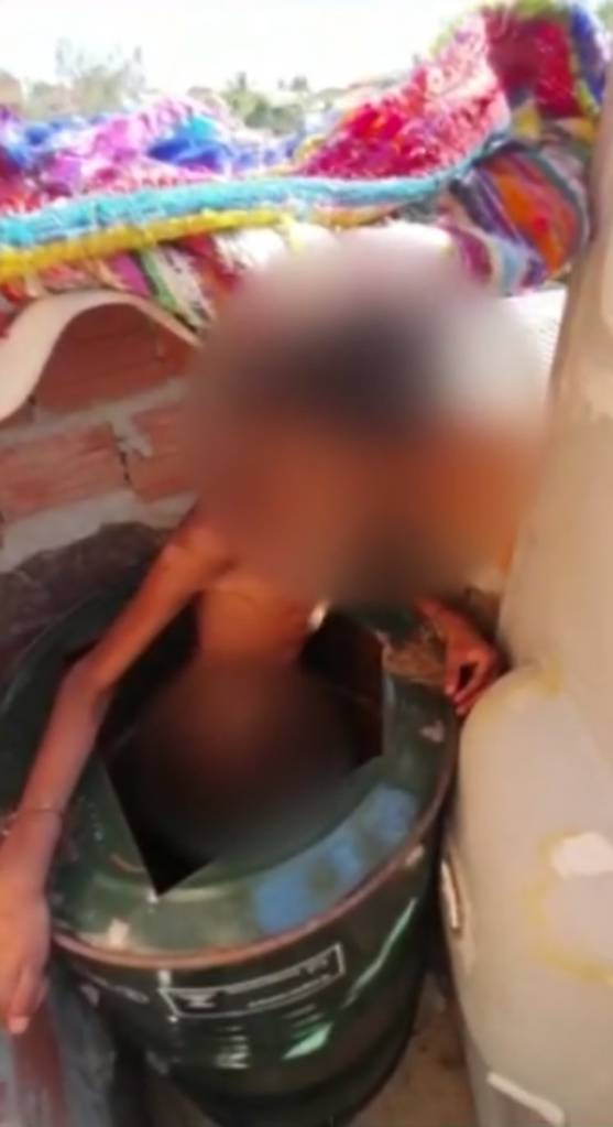 criança presa barril Menino de 11 anos encontrado preso em barril de ferro