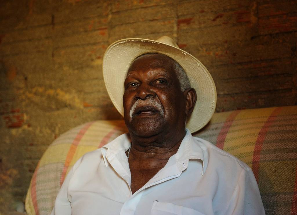 Né Bento, de 88 anos, faz sucesso com suas histórias da roça
