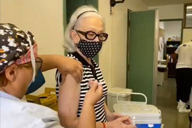 Fernanda Montenegro é vacinada contra a Covid-19 no Rio de Janeiro