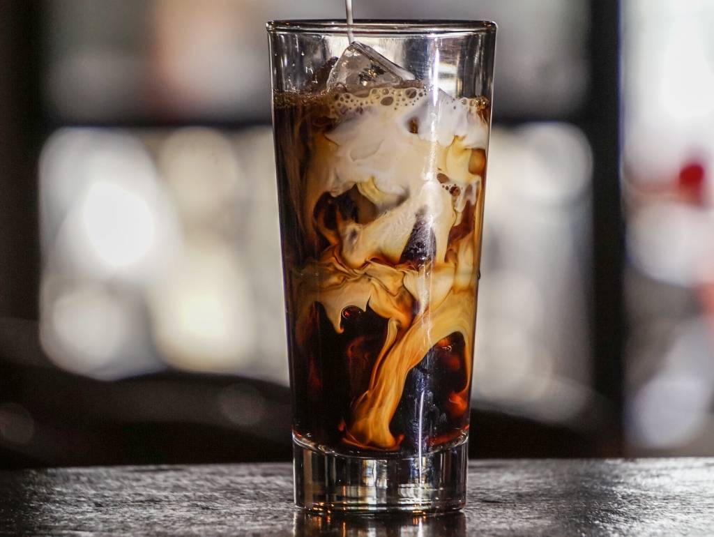 4 receitas de drinques gelados com café que são fáceis de fazer