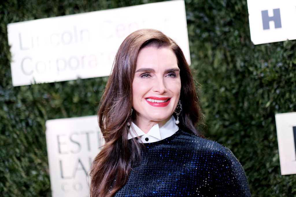 Após acidente na academia Brooke Shields luta para voltar a andar