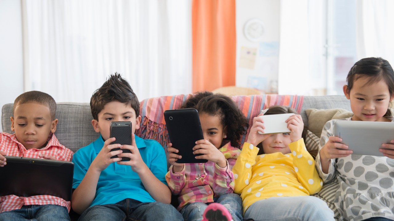 crianças usando smartphones