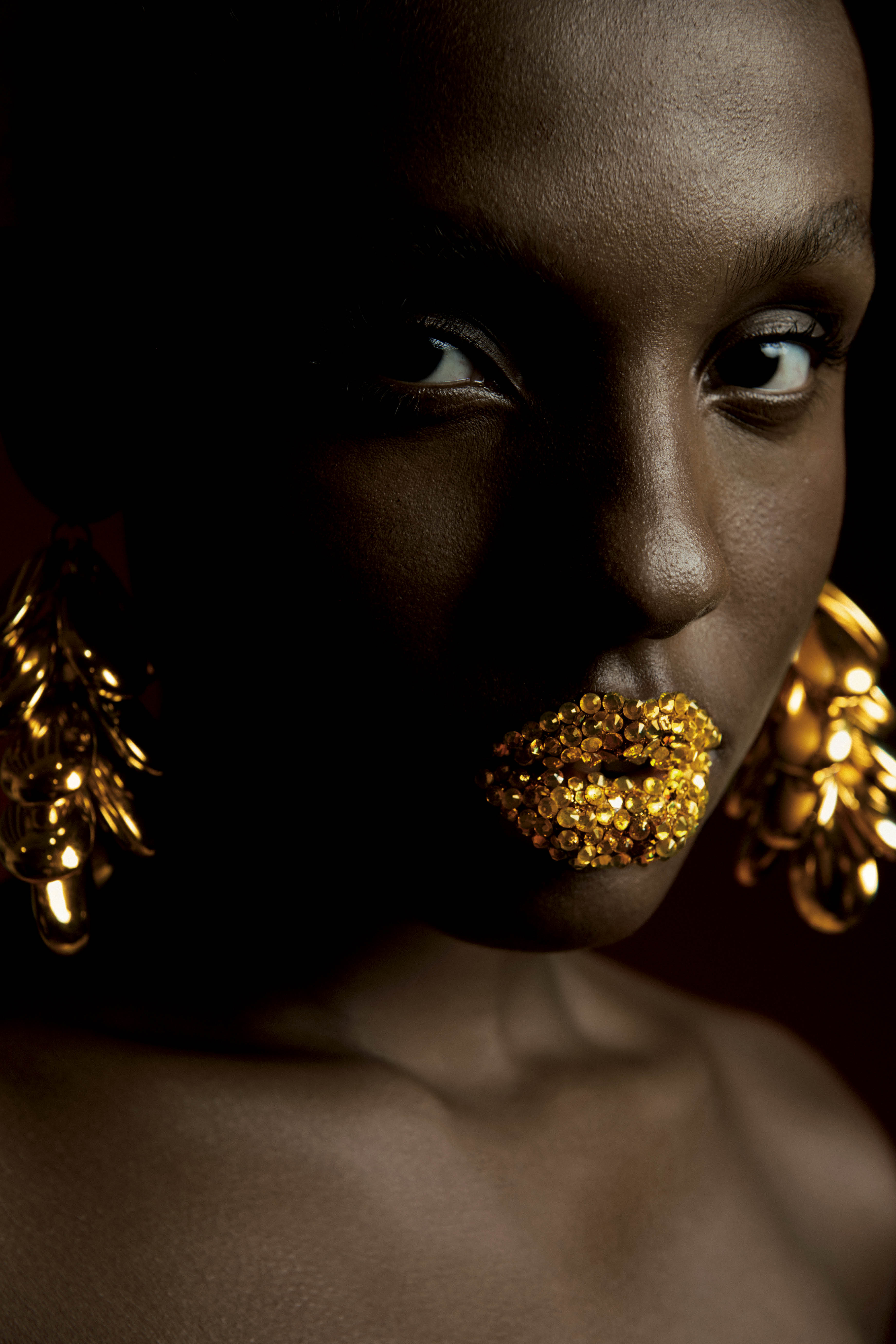 Aplica&ccedil;&atilde;o de pedraria nos l&aacute;bios