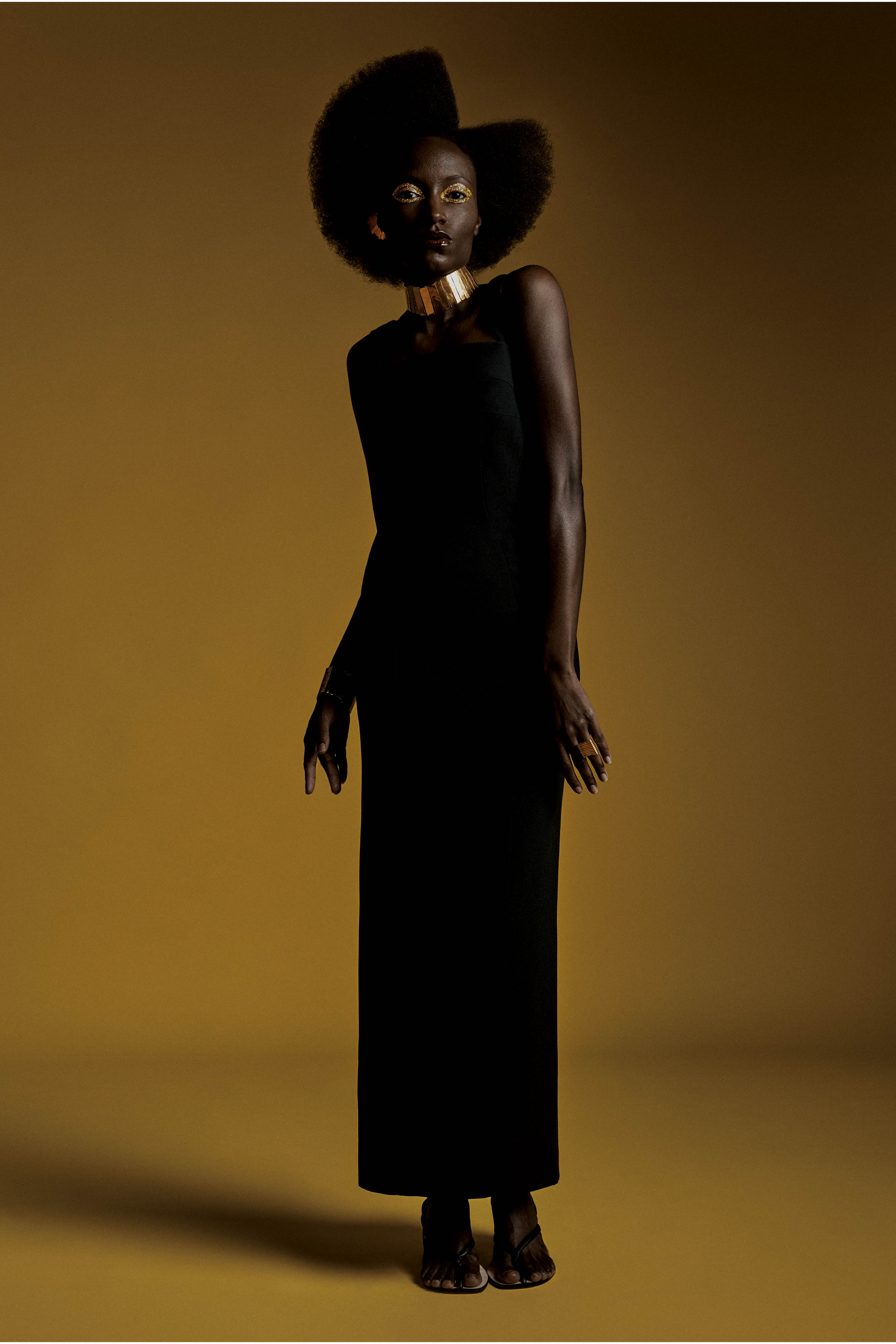 Look preto com acess&oacute;rios dourados