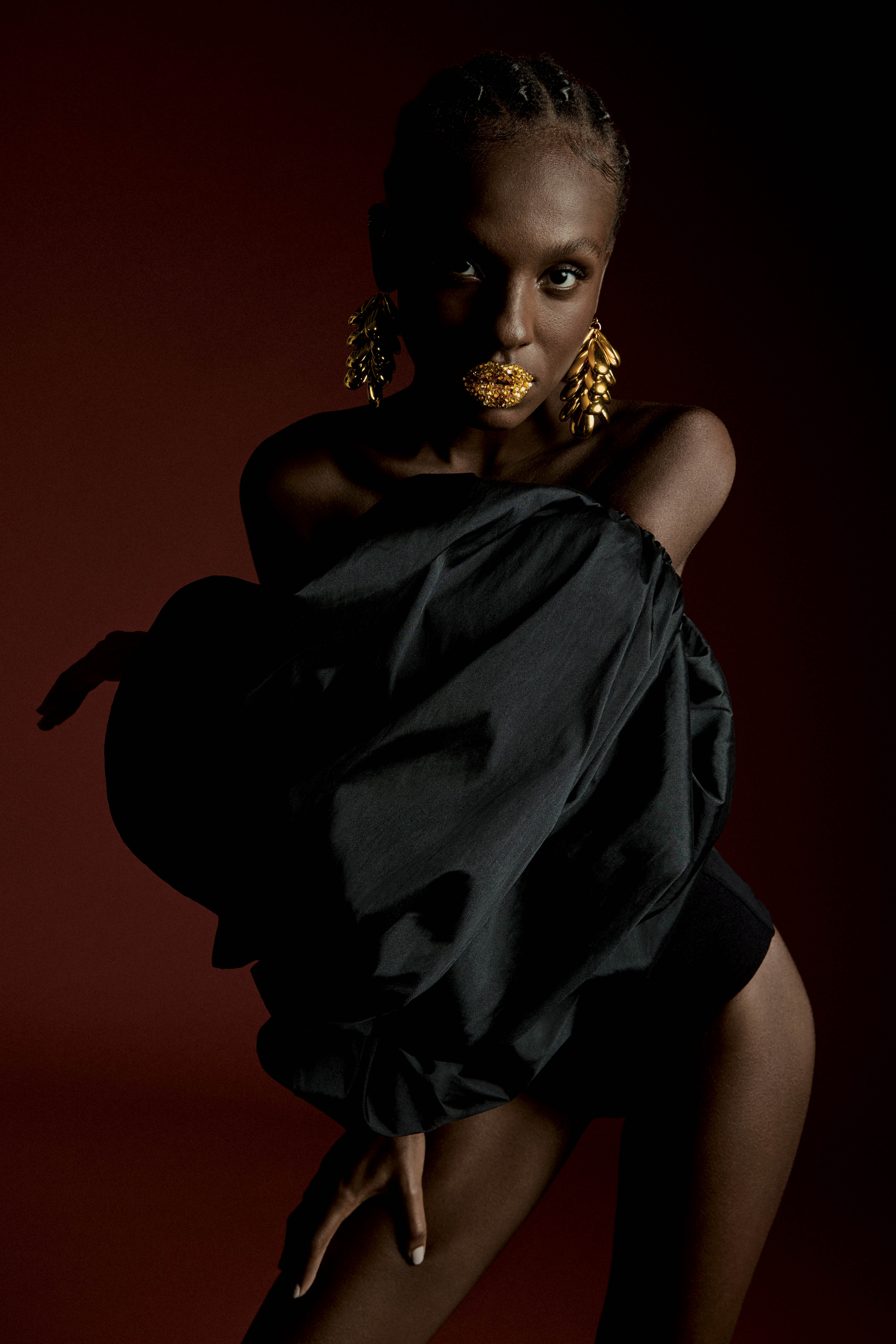 Look preto com acess&oacute;rios dourados