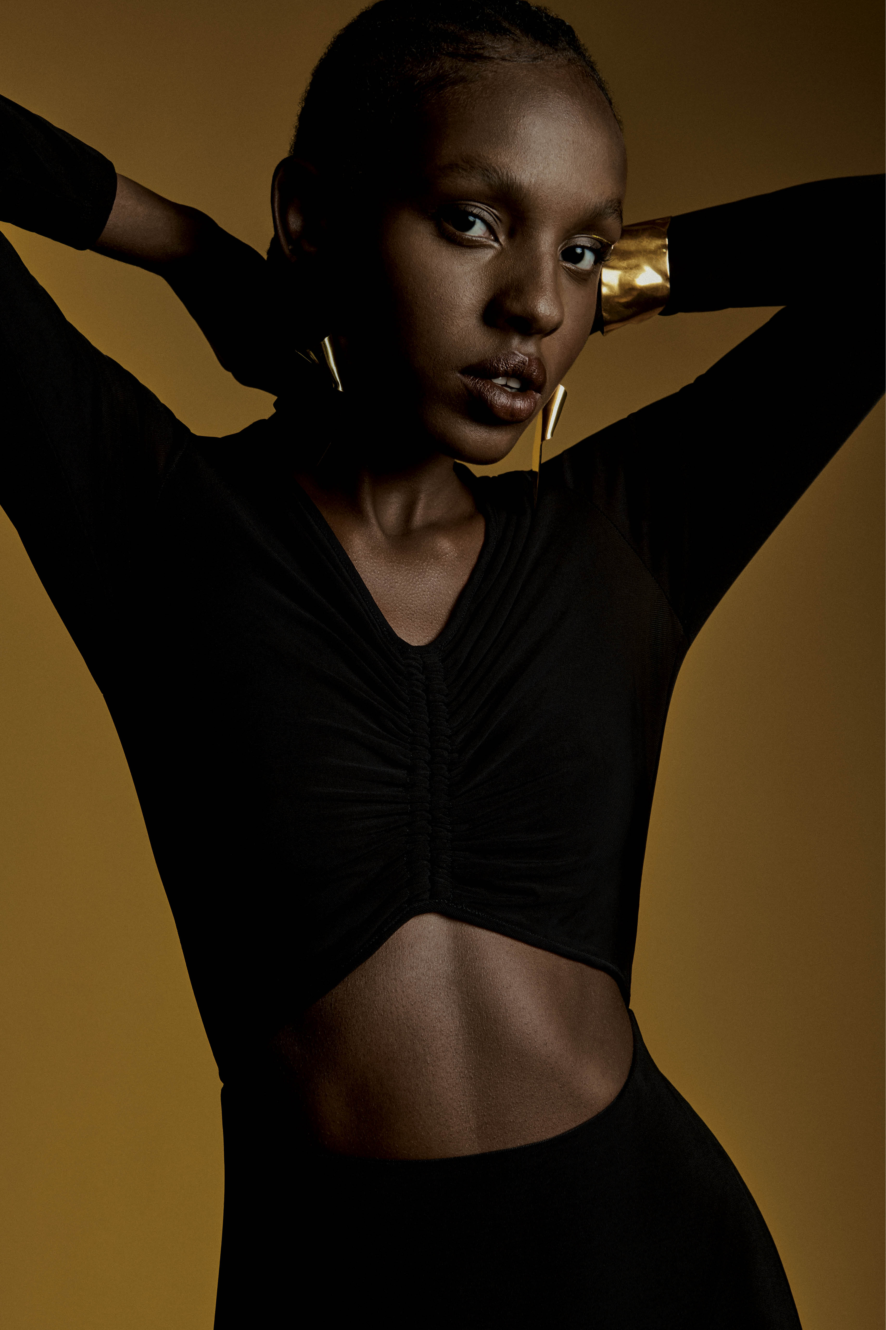 Look preto com acess&oacute;rios dourados