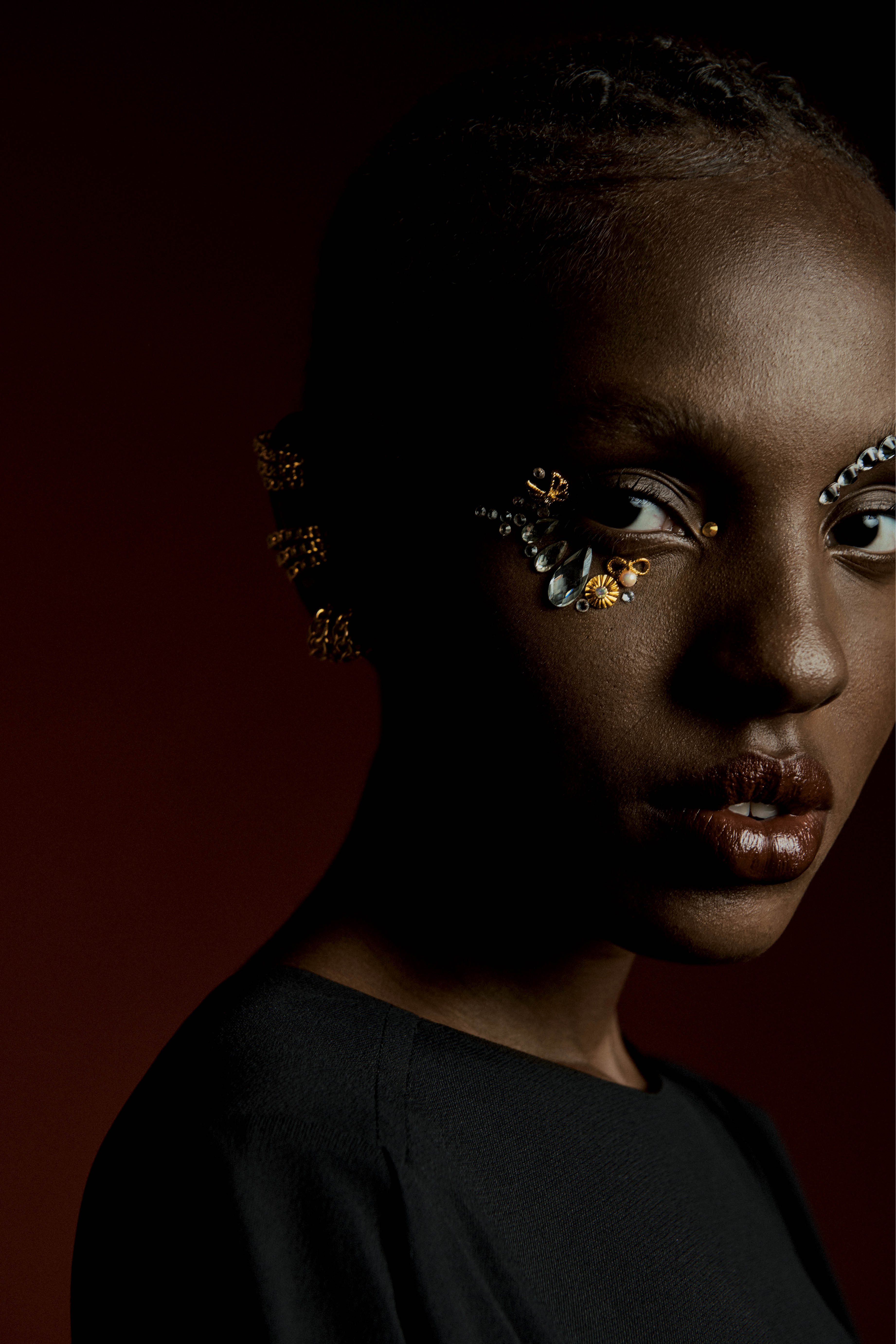 Olho com aplica&ccedil;&otilde;es de pedraria