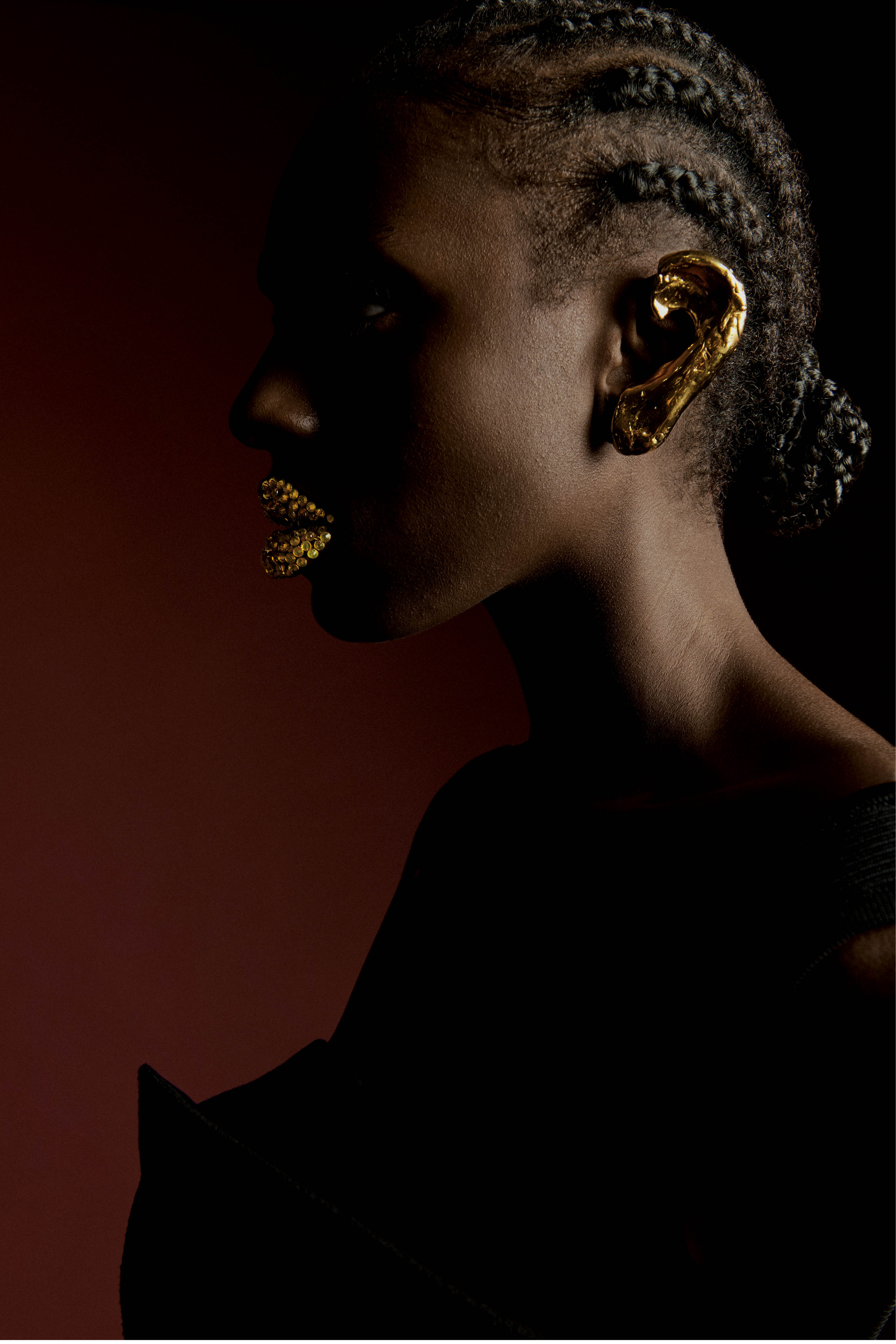 Look preto com acess&oacute;rios dourados