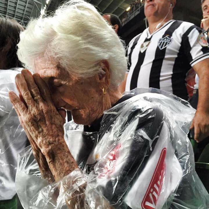 Conheça a Vovó do Galo, que aos 100 anos comanda um estádio inteiro