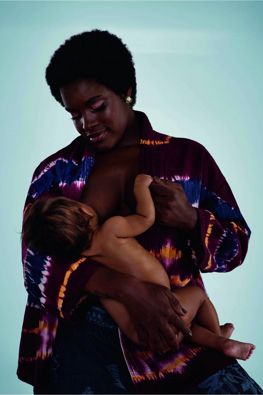 INGRID SILVA Ingrid amamenta a filha enquanto segura sua mão